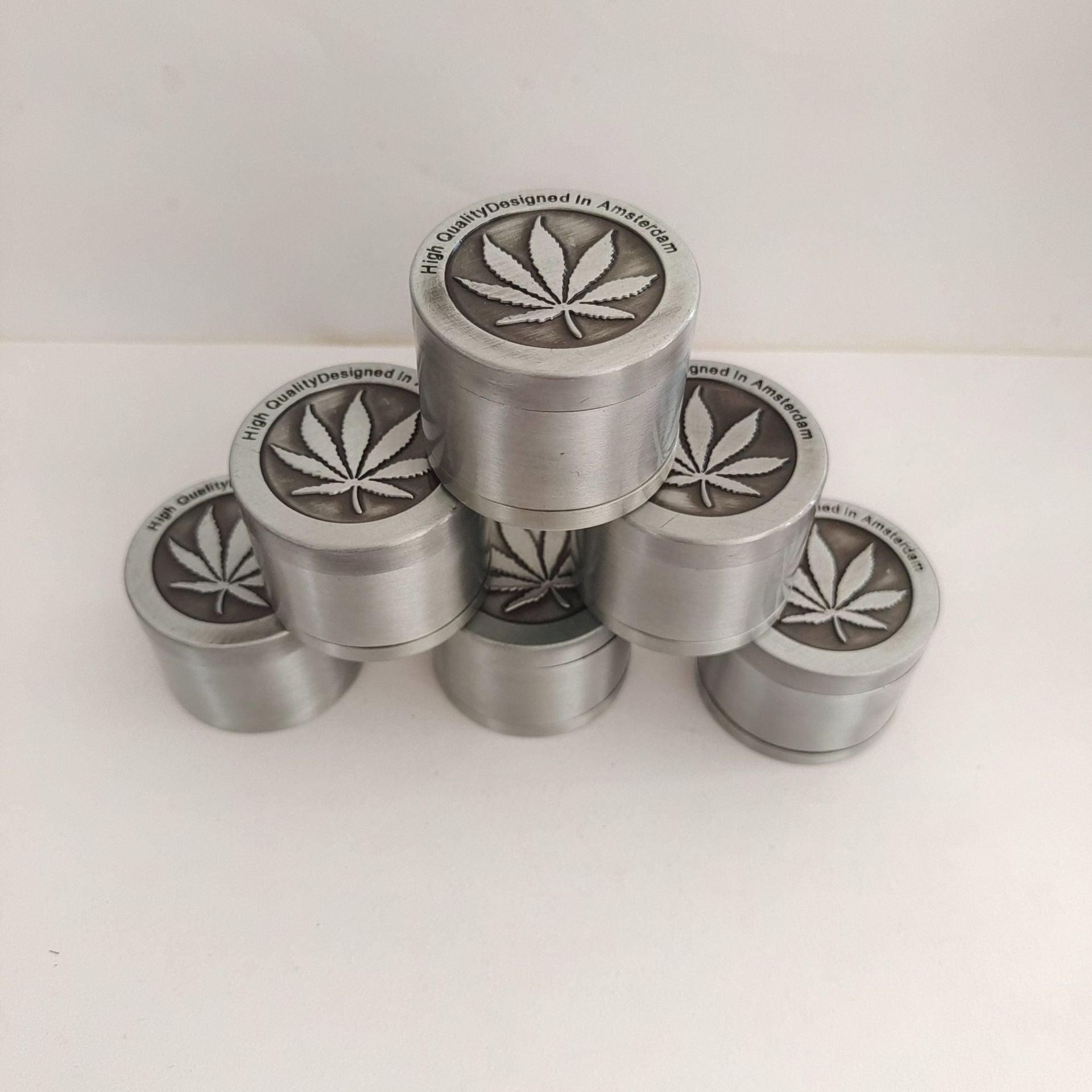 Grinder aus Zinklegierung mit Ahornblatt-Motiv, 40 mm - Miseru