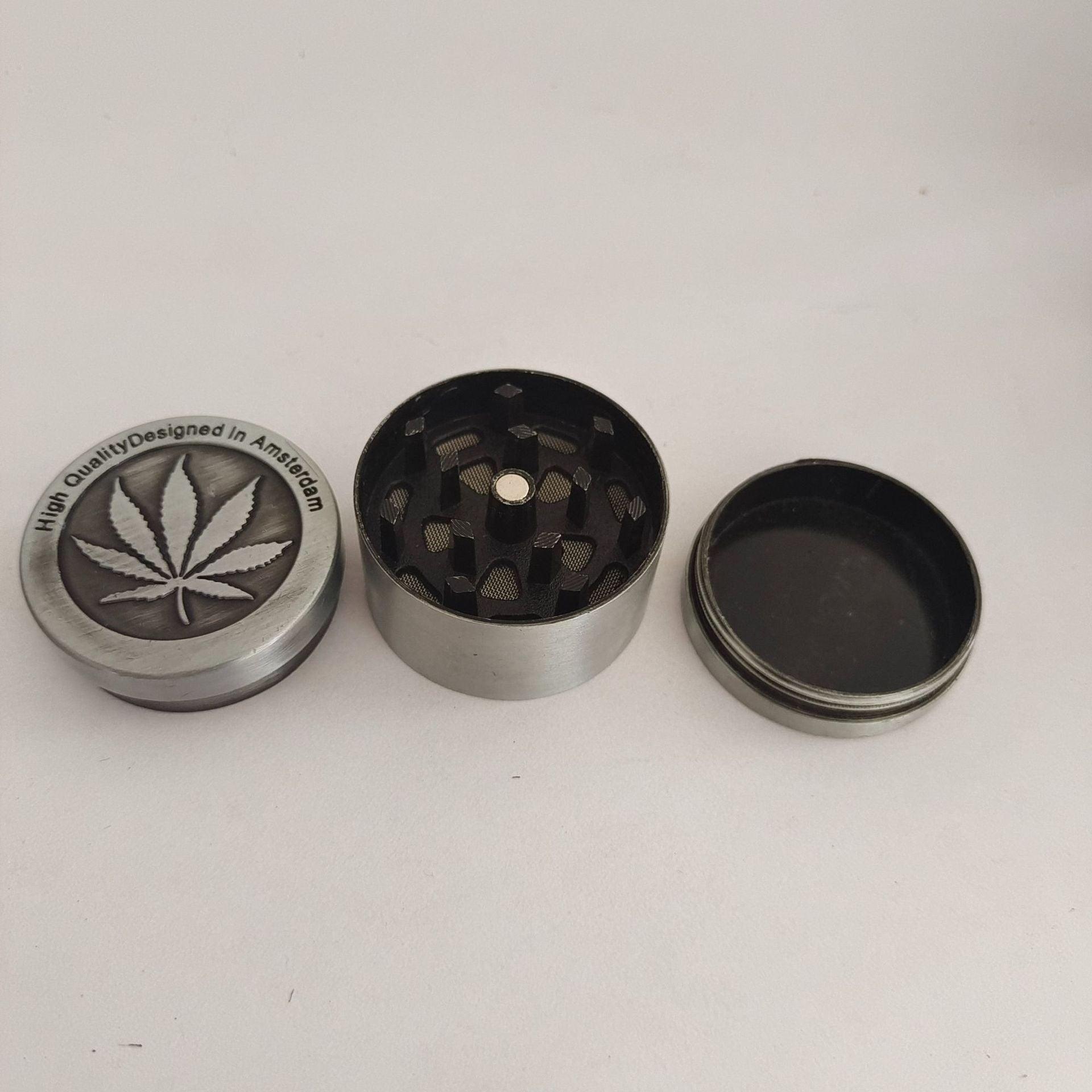 Grinder aus Zinklegierung mit Ahornblatt-Motiv, 40 mm - Miseru